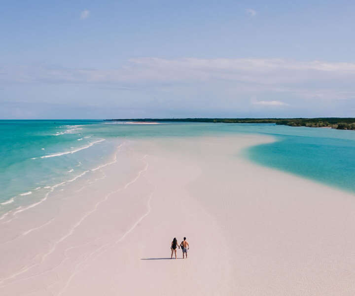 Playas de arena blanca y aguas poco profundas en Punta Mosquito, Holbox, durante un tour de naturaleza con Vaguemos Viajes