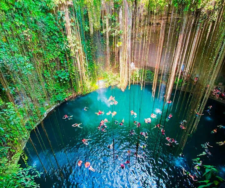 La imponente Pirámide de Kukulcán en la zona arqueológica de Chichén Itzá durante una excursión cultural de Vaguemos Viajes