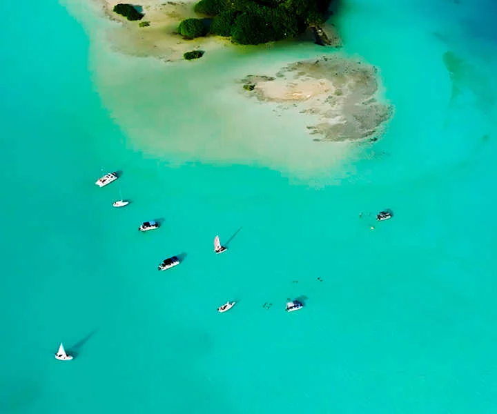 Hermosa panorámica de la Laguna de los Siete Colores en Bacalar durante la excursión de un día con Vaguemos Viajes